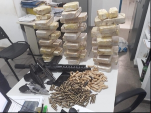 PRF apreende carro que transportava drogas e armas para Mortugaba, em Montes Claros