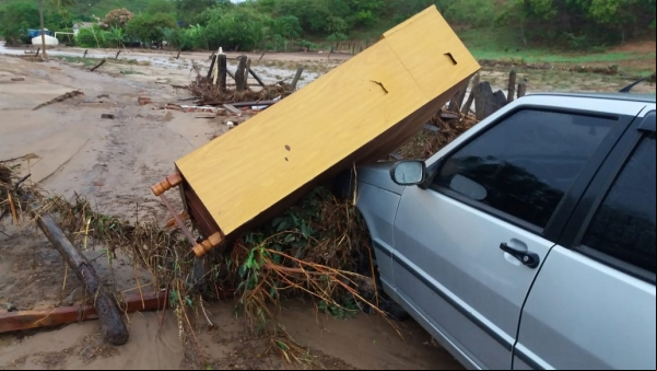 Condeúba: Temporal arrastou veículos, derrubou casa e fechou estradas na zona rural; assista