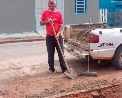 Condeúba: Funcionário da prefeitura trabalha com camiseta do PT e sem equipamentos de proteção