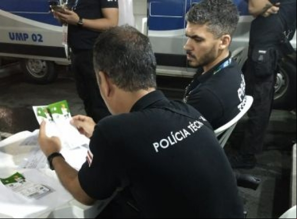 Polícia apreende ingressos do jogo do Brasil com indícios de adulteração