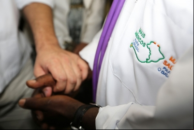 Médico do programa Mais Médicos durante atendimento