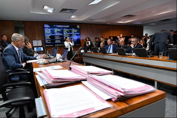Presidente da CAS e também relator do texto, Romário (à mesa, à esq.) deu voto favorável ao projeto de Fabiano Contarato