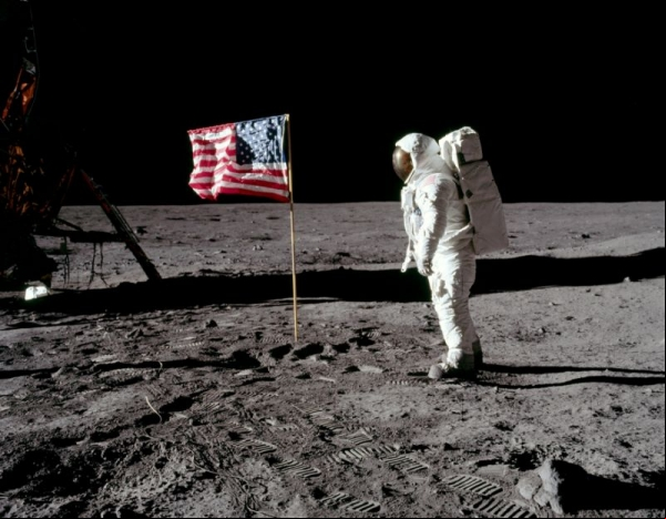 Próximo humano a pisar na Lua vai ser uma mulher, confirma Nasa