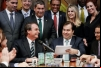 Bolsonaro entregou o projeto diretamente ao presidente da Câmara, Rodrigo Maia (DEM-RJ), na Câmara dos Deputados.