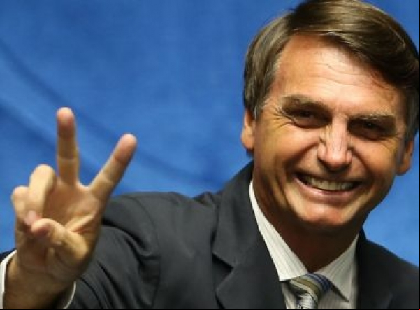 Bolsonaro cogita chapa com Magno Malta na vice para Presidência, diz colunista