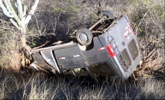 Sudoeste: Van da cidade de Jânio Quadros capota na BA-262